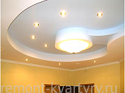 Ремонт комнаты с установкой многоуровневых потолков с подсветкой